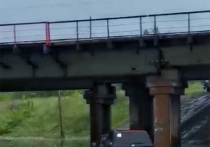 «Это увлекательный был аттракцион», - комментирует за кадром женщина, снимающая видео, как джип проезжает под мостом в Березовке рядом с Красноярском