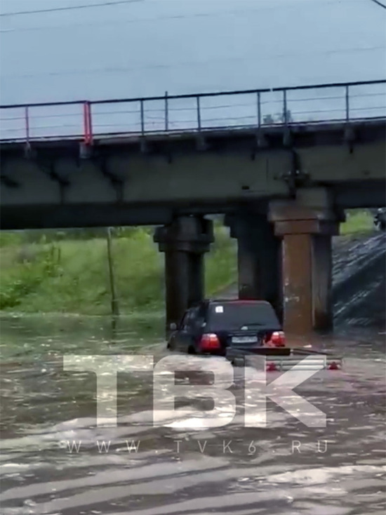 «Увлекательный аттракцион» - джип наполовину скрыло водой в Красноярском крае