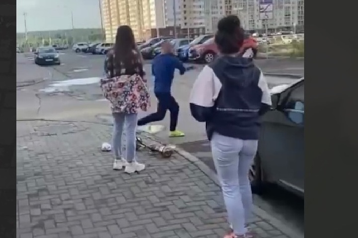 Национальность нападавших. Девушка набросилась на парня. В Челябинске мужчина избил девушку.