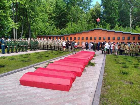 Перезахоронены останки 136 советских солдат, найденные поисковиками
