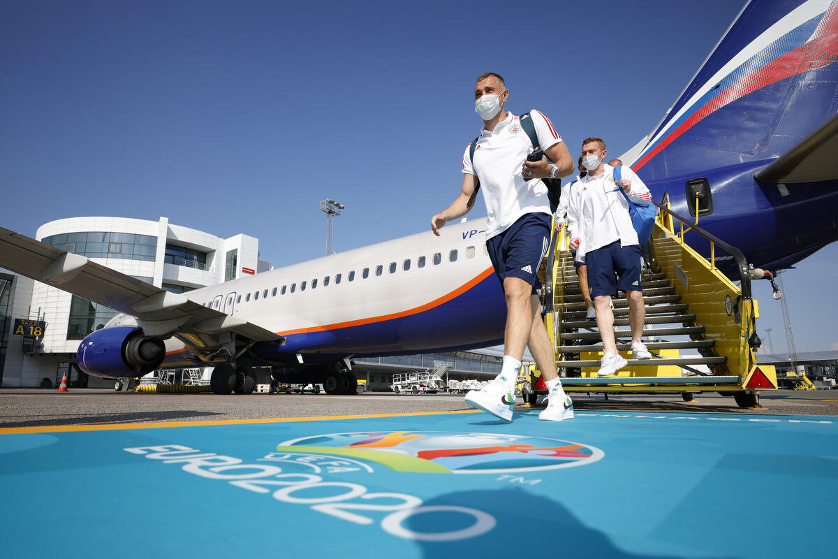 Сборная России прилетела в Копенгаген на матч с Данией