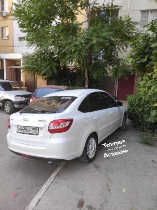 Астраханцы жалуются в соцсетях на парковку машин