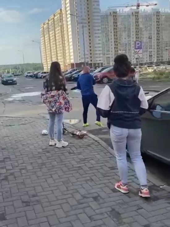 «С пяти утра орешь!»: в Челябинске мужчина отхлестал девушек ремнем за шум во дворе