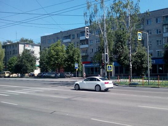 В Брянске включили светофор на переходе у памятника Летчикам
