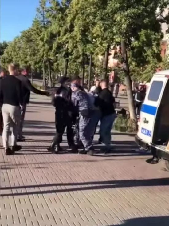 В Челябинске потасовка пьяной компании с полицейскими закончилась арестом