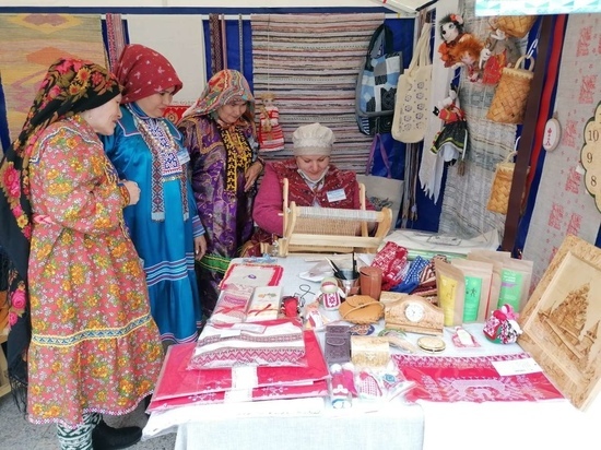 Петрозаводские ремесленники раскрыли секреты берестоплетения на этнофестивале в Салехарде