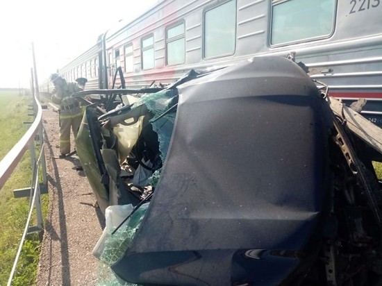 В Башкирии иномарка столкнулась с локомотивом – автомобилист скончался