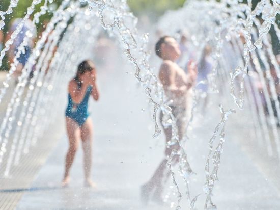 «Водоканал» поставил точку в споре петербуржцев об уместности купания детей в фонтанах