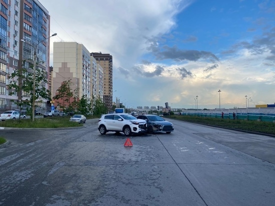 В Новосибирске столкнулись машины с годовалыми детьми