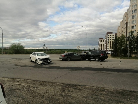 Два человека пострадали в ДТП на перекрестке Нового Уренгоя