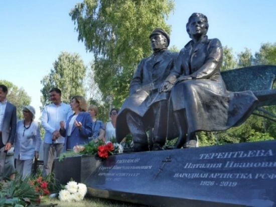 В Ярославле появился памятник актерам