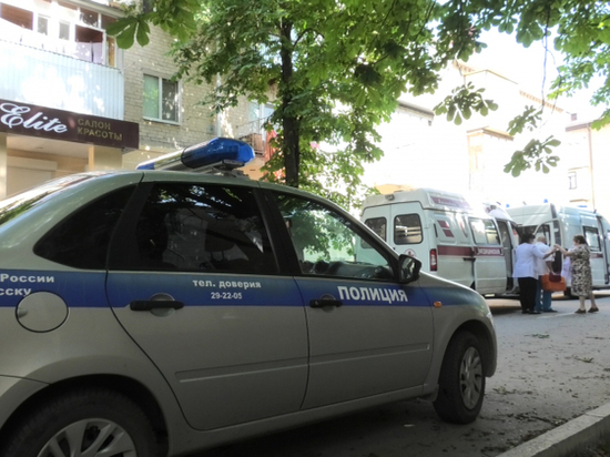 В Черкесске мужчина угрожал спрыгнуть с балкона