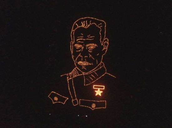 В Уфе из свечей выложили портрет генерала Шаймуратова