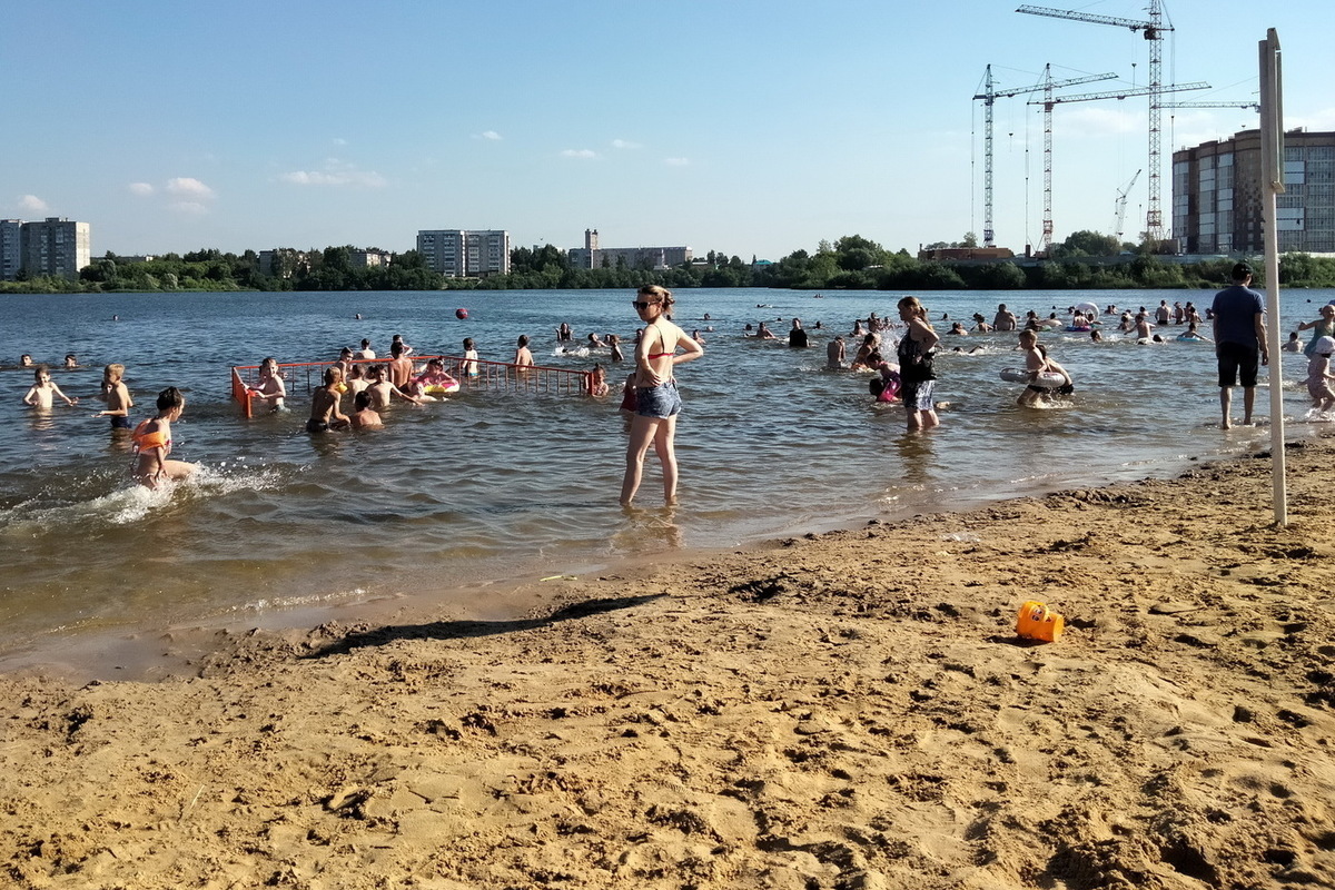 Август можно ли купаться. Центральный пляж Йошкар Ола. Пляж Южный Йошкар-Ола. Можно ли купаться в пруду. Купаются ли сейчас сейчас в прудах г Московский.