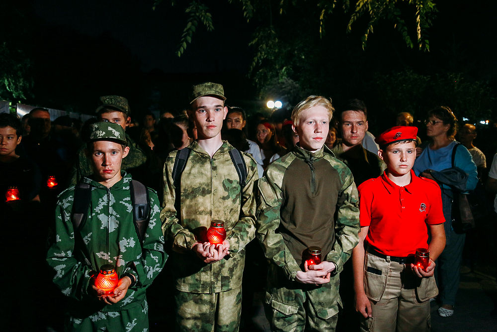 Большой фоторепортаж с общенациональной акции «Свеча Памяти» в Астрахани