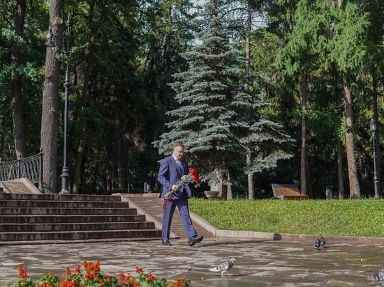 В День памяти и скорби Любимов возложил цветы к вечному огню в Алматы