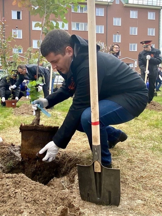Посадил яблоню: глава ЯНАО заложил Сад памяти в Муравленко