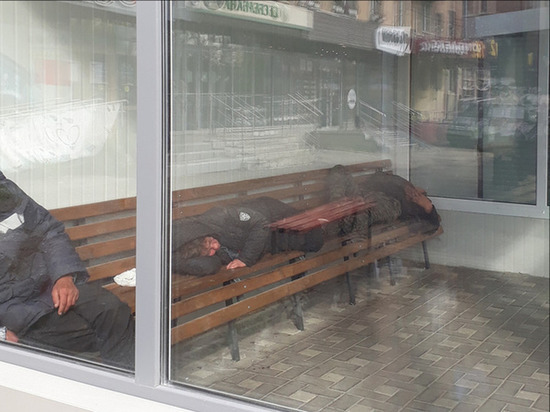 У СибАДИ на омской тёплой остановке снова спали бездомные