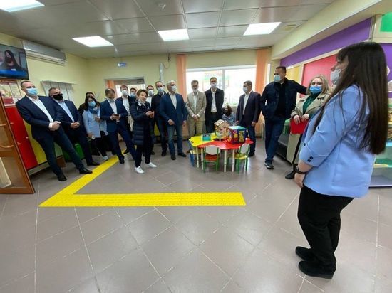 Главы муниципалитетов ЯНАО посетили семейный центр «Семицветик» в Муравленко