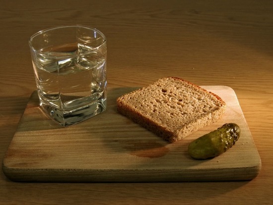 Отца и сына из Смоленской области буду судить за изготовление и продажу поддельного алкоголя