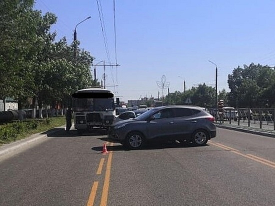 В Оренбурге в аварию попали две иномарки и автобус