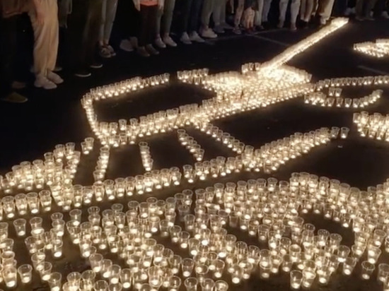 Танк Т-34 выложили из 5 тыс свечей в Чите в канун Дня памяти и скорби
