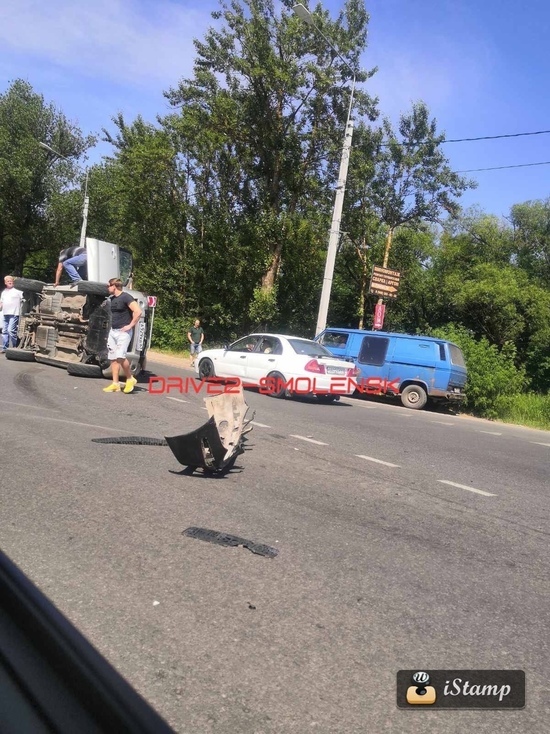 На улице Кутузова в Смоленске перевернулся на бок легковой автомобиль