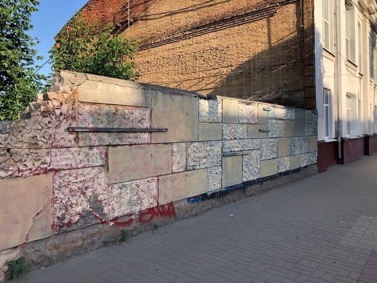 В Курске в третий раз закрасили граффити на улице Ленина