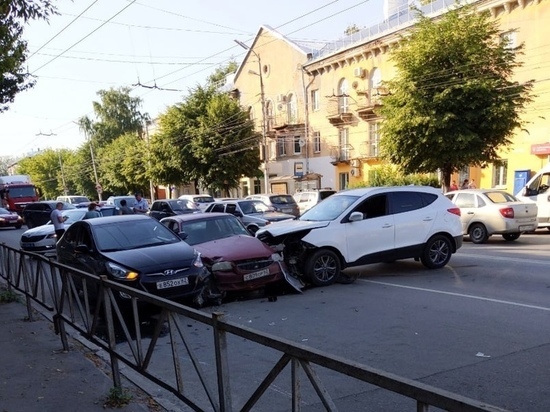 Момент массовой аварии на улице Гагарина в Рязани попал на видео