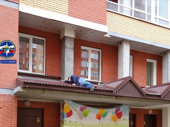 Мужчина выпал на козырек подъезда в Советском районе Новосибирска