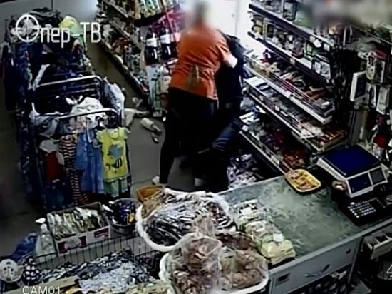 Сотрудница магазина голыми руками обезвредила вооруженного грабителя в Кузбассе