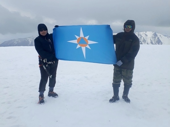 Восхождение на гору Мөңгүн-Тайга спасатели Тувы посвятили юбилею ТНР