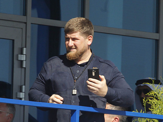 На съезде чеченского народа эмоционально попросили Кадырова участвовать в выборах