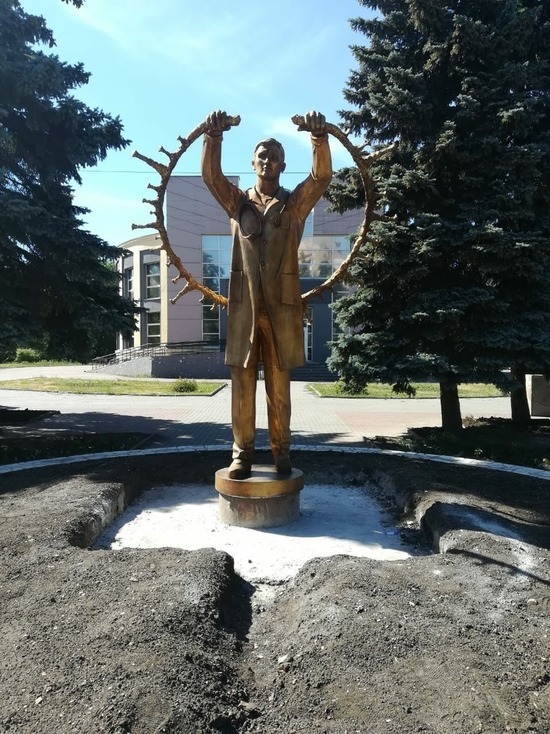 В Челябинске установили бронзовый памятник врачам, спасающим от коронавируса