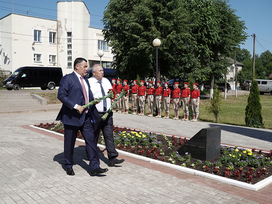 Губернатор Тверской области возложил цветы в Андреаполе