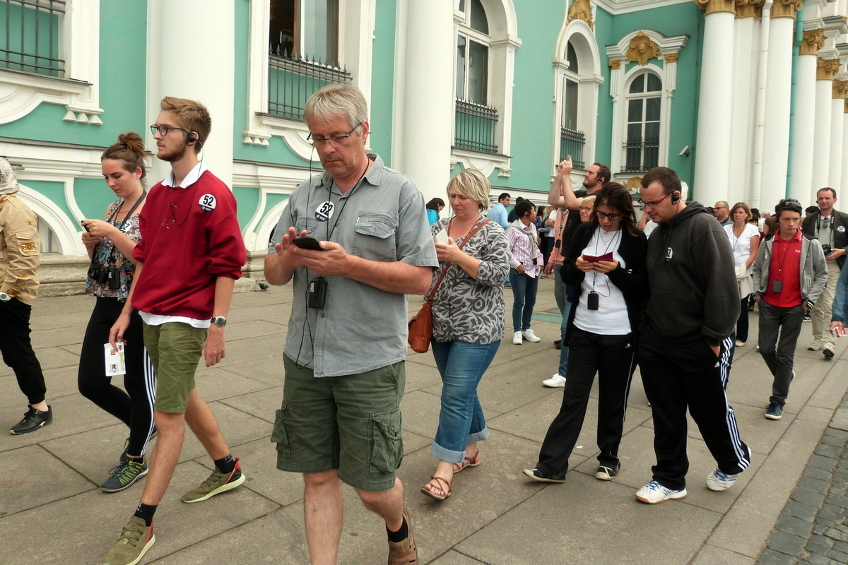 Новости общества петербург. Туристы в Петербурге. Экскурсовод Питер. Экскурсовод и экскурсанты Петербург. Гид туристы Петербург.