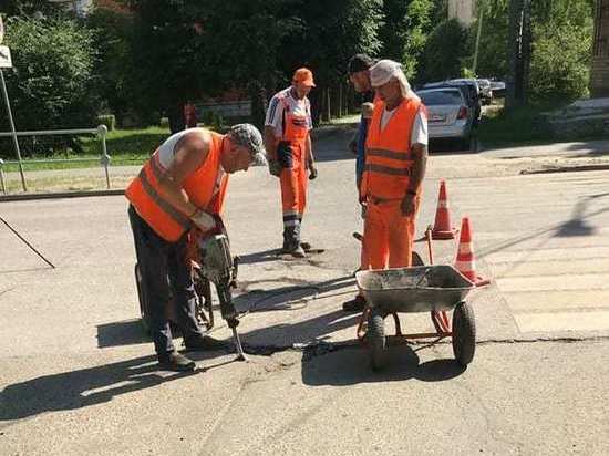Коммунальщики Серпухова продолжили сезонную уборку и ремонт дорог