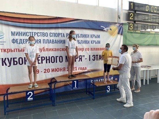 Юные пловцы вернулись в ЛНР из Евпатории с 14 медалями