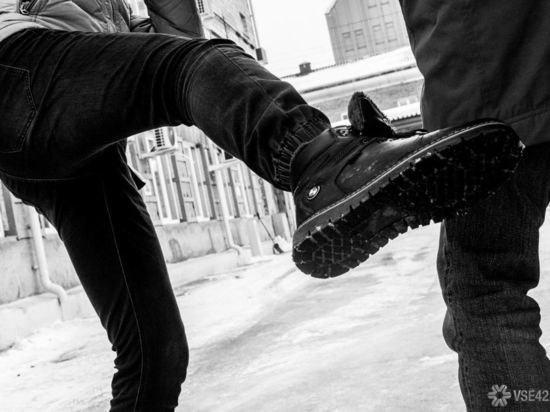В Новокузнецке начата проверка по факту избиения подростка на остановке