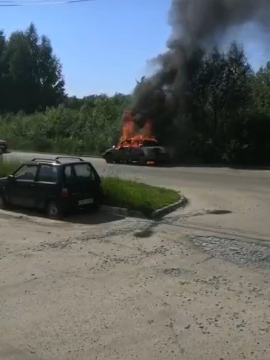 В Твери около дома сгорел автомобиль