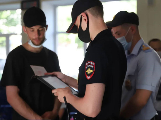 На автовокзале Петербурга ловили и штрафовали безмасочников - МК Санкт-Петербург