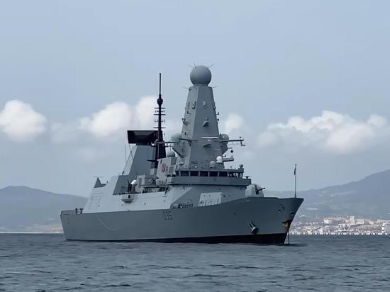 Ранее российские военные остановили британский эсминец предупредительными выстрелами в Черном море