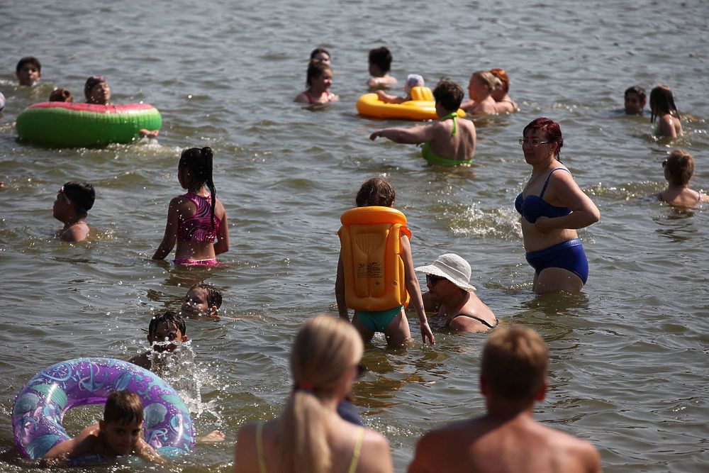 Московские пляжи, несмотря на пандемию, переполнены: фото спасающихся от жары