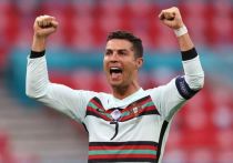 Нападающий сборной Португалии по футболу Криштиану Роналду повторил мировой рекорд по числу забитых мячей в составе национальных команд