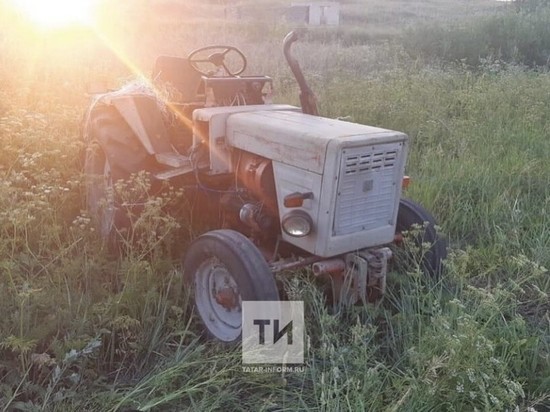 В Татарстане тракторист, сдавая назад, съехал в кювет и погиб