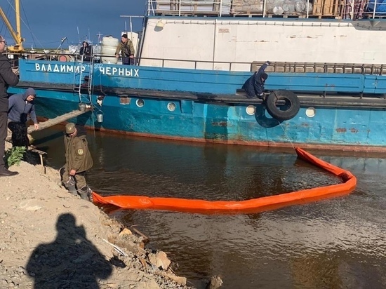 Топливо вылилось в реку: плавмагазин врезался в грузовую баржу в Яр-Сале