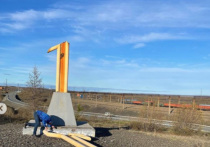 Старый поклонный крест, стоявший на въезде в Дудинку Красноярского края упал от ветра