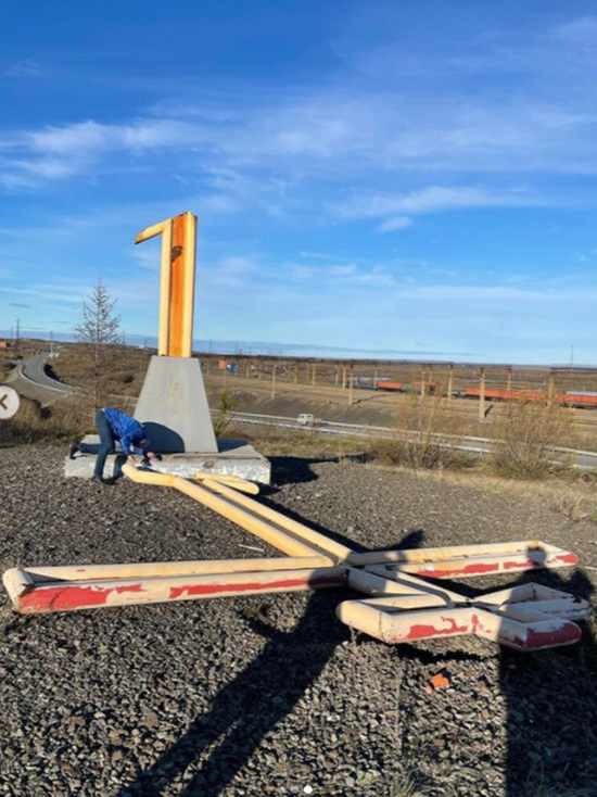 Поклонный крест упал на въезде в Дудинку Красноярского края
