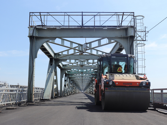 На Старом мосту в Барнауле укладывают асфальтобетонное покрытие
