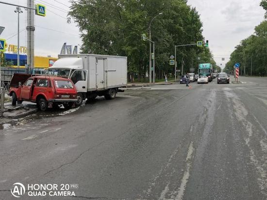 Водитель «Нивы» получил множественные травмы в ДТП с грузовиком Новосибирске